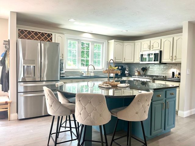 35 Brunelle Dr, Rutland, MA 01543