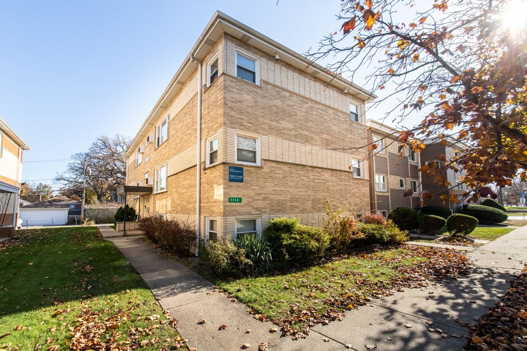 2245 Des Plaines Avenue B, North Riverside, IL 60546