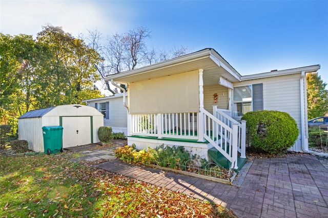 307 Holiday Ct, Mt Pleasant Twp, PA 15666