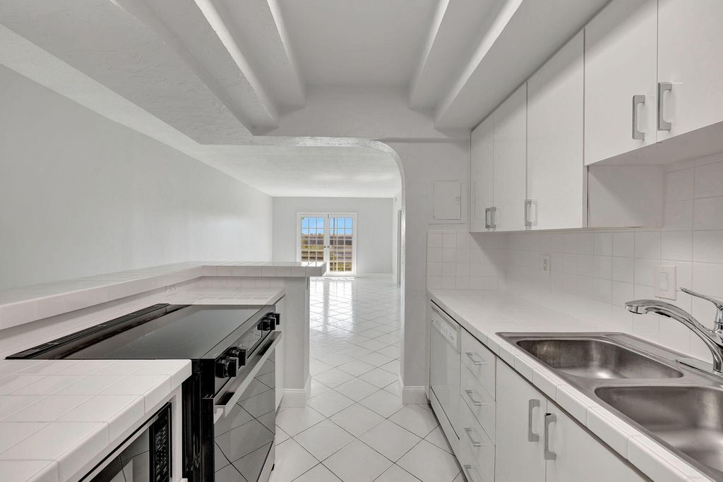 1407 NE 56th Street 408, Fort Lauderdale, FL 33334