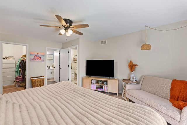 6526 Silvercreek Drive, Davenport, IA 52806