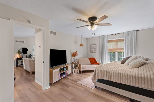 6526 Silvercreek Drive, Davenport, IA 52806