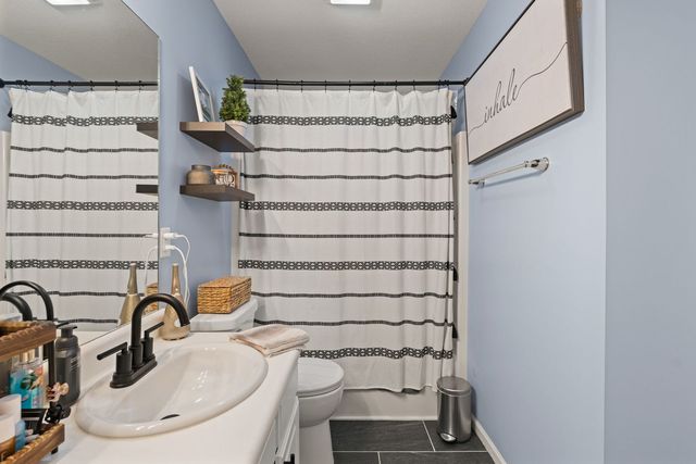 6526 Silvercreek Drive, Davenport, IA 52806