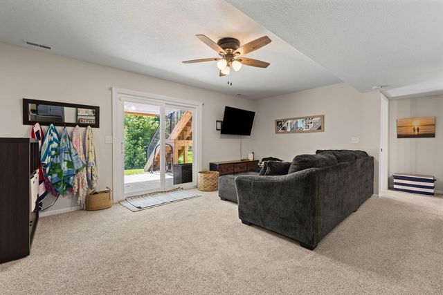 6526 Silvercreek Drive, Davenport, IA 52806