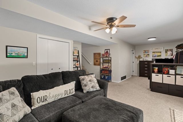 6526 Silvercreek Drive, Davenport, IA 52806