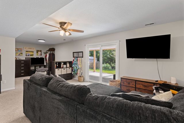 6526 Silvercreek Drive, Davenport, IA 52806