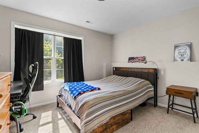 6526 Silvercreek Drive, Davenport, IA 52806