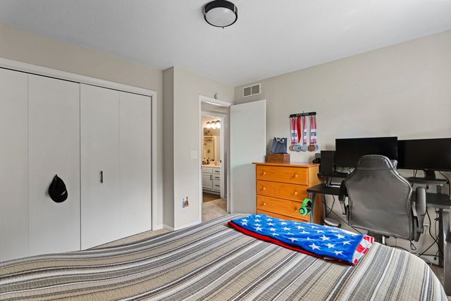 6526 Silvercreek Drive, Davenport, IA 52806