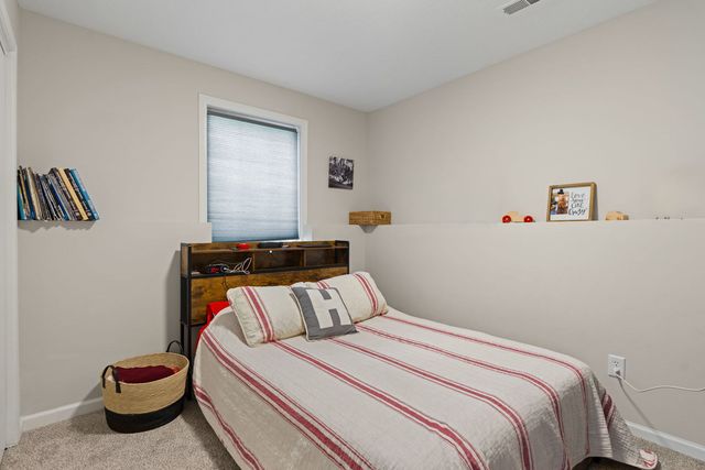 6526 Silvercreek Drive, Davenport, IA 52806