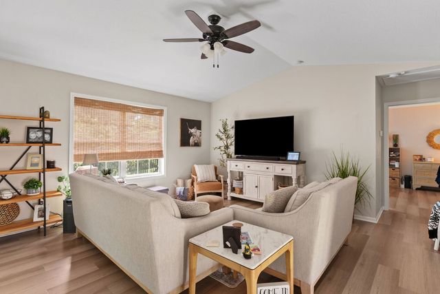6526 Silvercreek Drive, Davenport, IA 52806