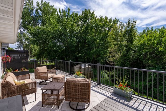 6526 Silvercreek Drive, Davenport, IA 52806
