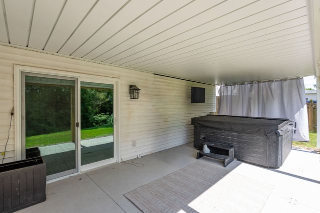 6526 Silvercreek Drive, Davenport, IA 52806