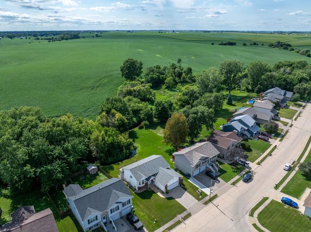 6526 Silvercreek Drive, Davenport, IA 52806