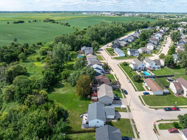 6526 Silvercreek Drive, Davenport, IA 52806