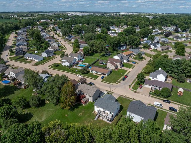 6526 Silvercreek Drive, Davenport, IA 52806