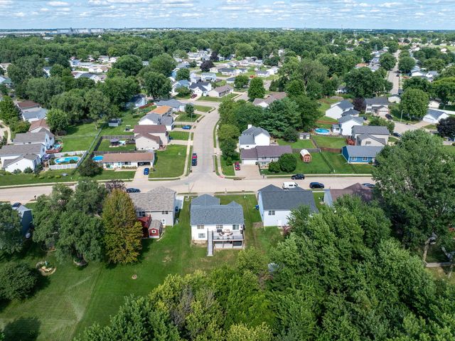 6526 Silvercreek Drive, Davenport, IA 52806