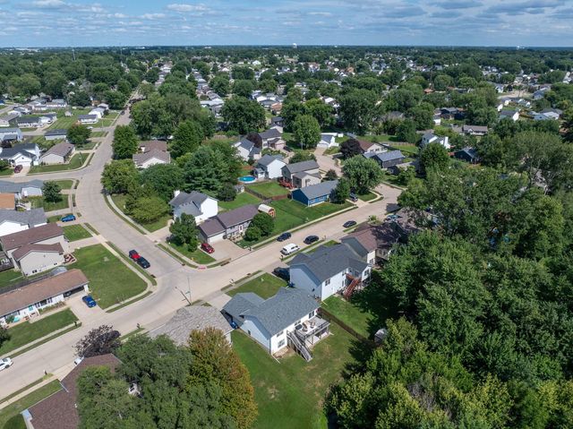 6526 Silvercreek Drive, Davenport, IA 52806