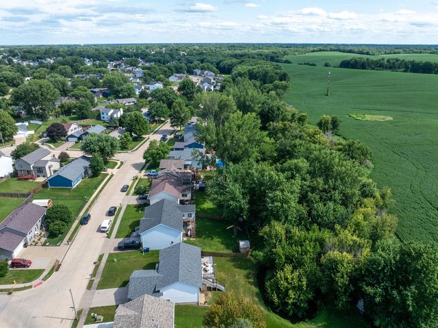 6526 Silvercreek Drive, Davenport, IA 52806