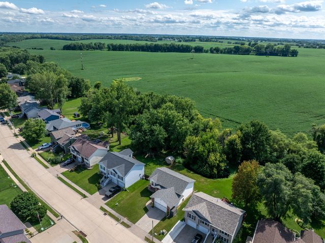 6526 Silvercreek Drive, Davenport, IA 52806