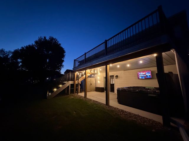 6526 Silvercreek Drive, Davenport, IA 52806