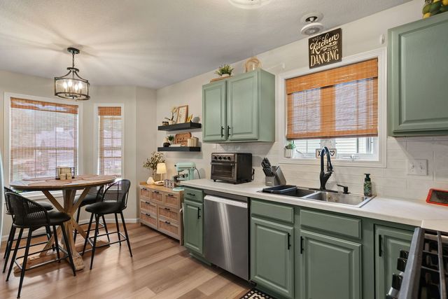 6526 Silvercreek Drive, Davenport, IA 52806