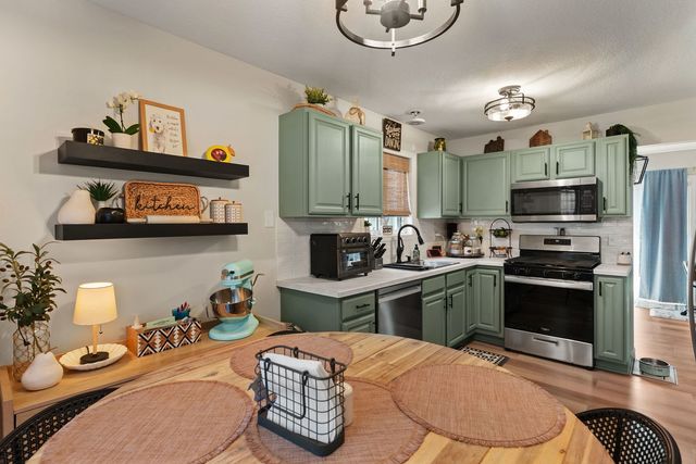 6526 Silvercreek Drive, Davenport, IA 52806