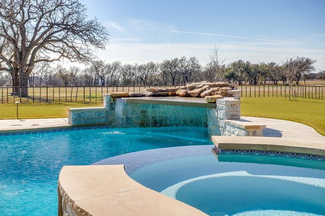 553 Royal Santana Run, Weatherford, TX 76087