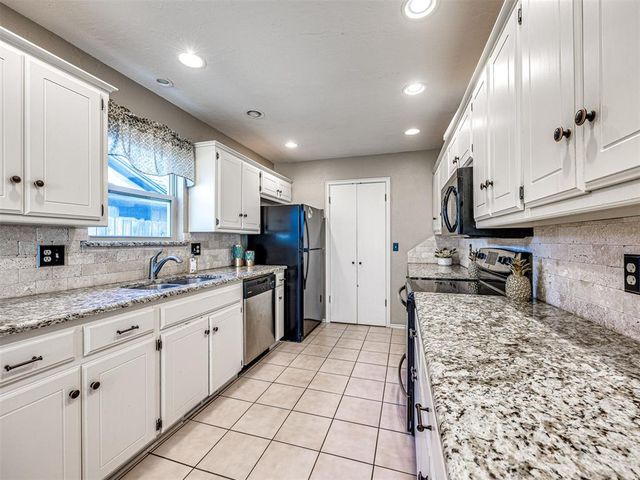 809 Lakeside Circle, Edmond, OK 73012