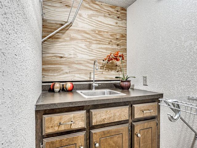 809 Lakeside Circle, Edmond, OK 73012