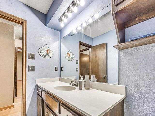 809 Lakeside Circle, Edmond, OK 73012