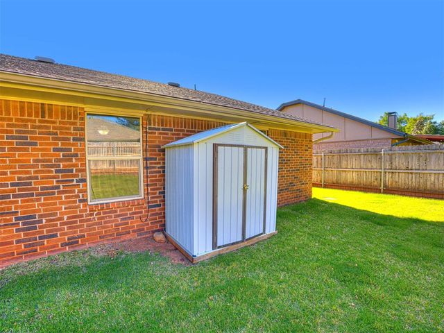 809 Lakeside Circle, Edmond, OK 73012