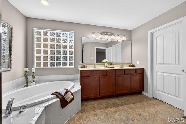 468 Maple Rise Path, Chesterfield, MO 63005