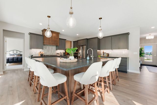7698 22nd Avenue E, Shakopee, MN 55379
