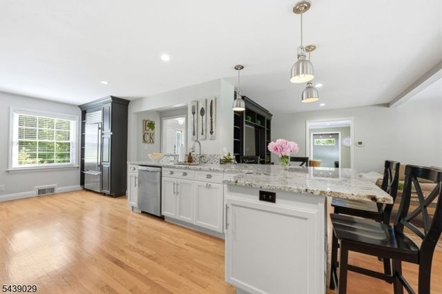 62 Fells Rd, Verona Twp., NJ 07044
