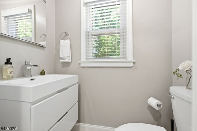 62 Fells Rd, Verona Twp., NJ 07044