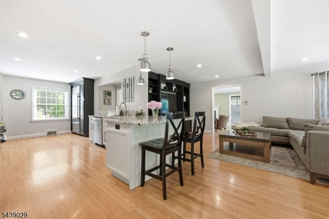 62 Fells Rd, Verona Twp., NJ 07044