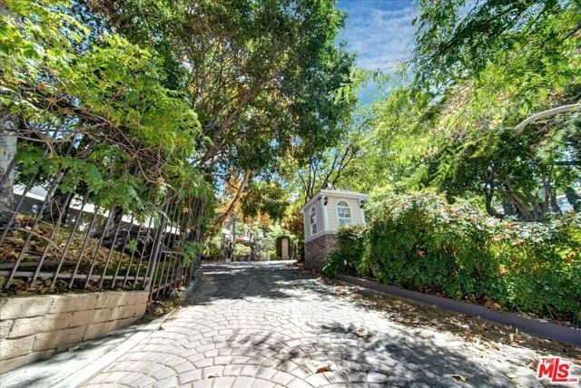 2700 E Cahuenga Boulevard 1301, Los Angeles, CA 90068