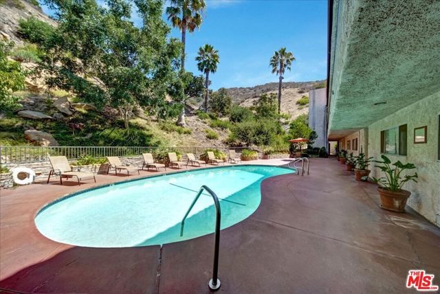 2700 E Cahuenga Boulevard 1301, Los Angeles, CA 90068