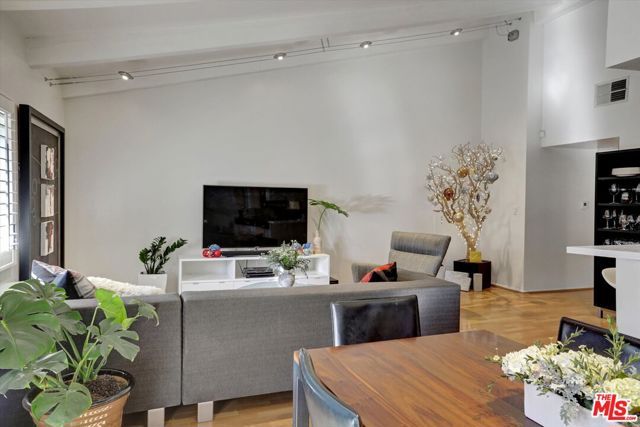 2700 E Cahuenga Boulevard 1301, Los Angeles, CA 90068