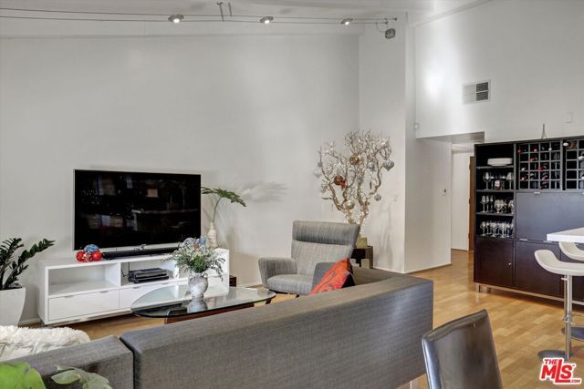 2700 E Cahuenga Boulevard 1301, Los Angeles, CA 90068