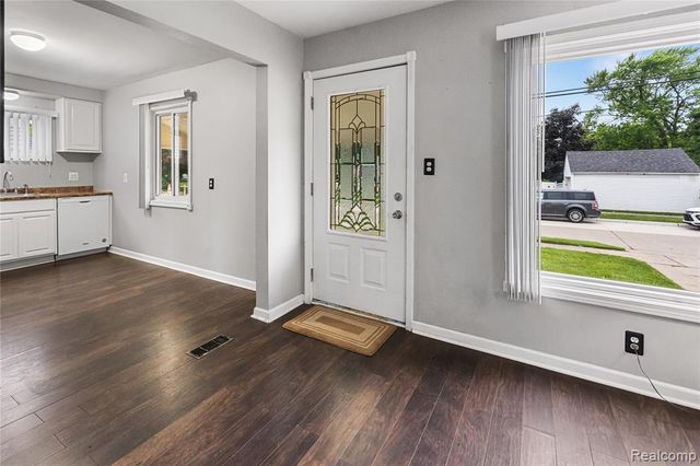 29510 John J Street, Roseville, MI 48066
