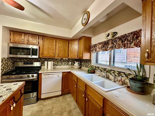 325 LAWNDALE Avenue, Creve Coeur, IL 61610