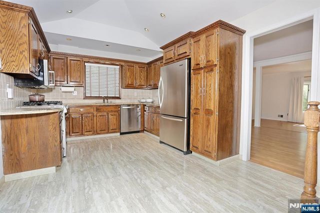 517 Pine Hill Road, Leonia, NJ 07605