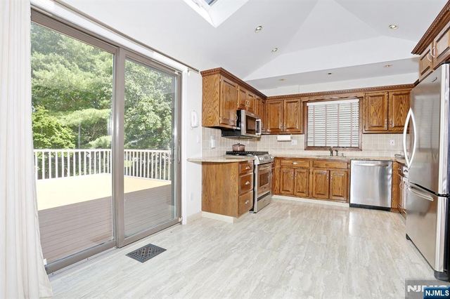 517 Pine Hill Road, Leonia, NJ 07605