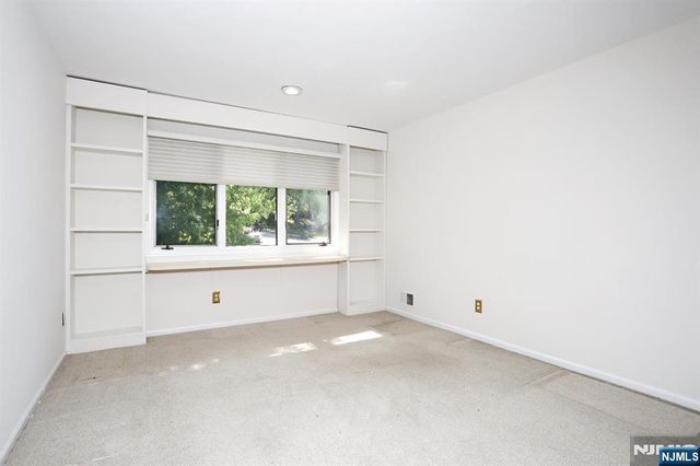 517 Pine Hill Road, Leonia, NJ 07605