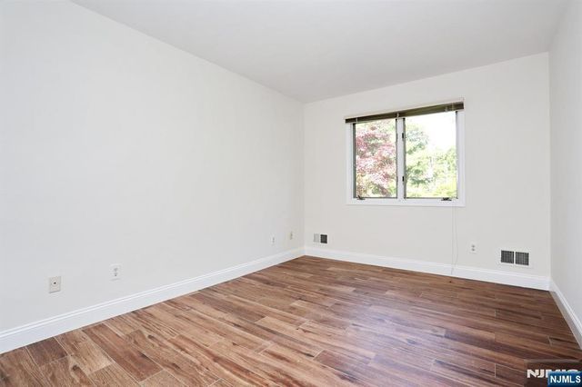 517 Pine Hill Road, Leonia, NJ 07605