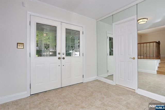 517 Pine Hill Road, Leonia, NJ 07605