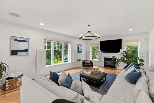 23 Chisholm Farm Drive, Stratham, NH 03885