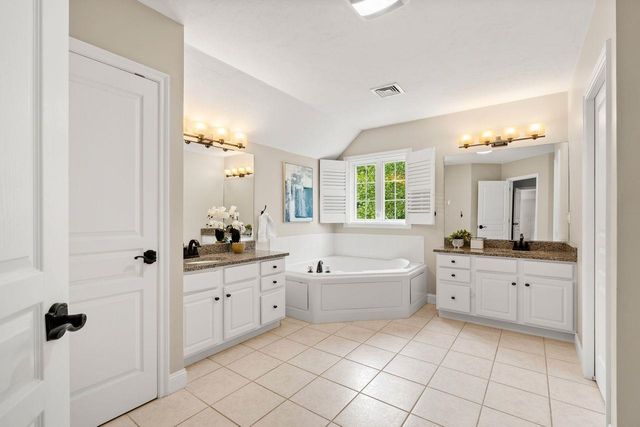 23 Chisholm Farm Drive, Stratham, NH 03885