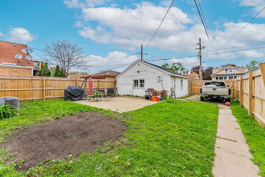 Image 32 of property listing at 629 22nd Avenue, Bellwood, IL 60104